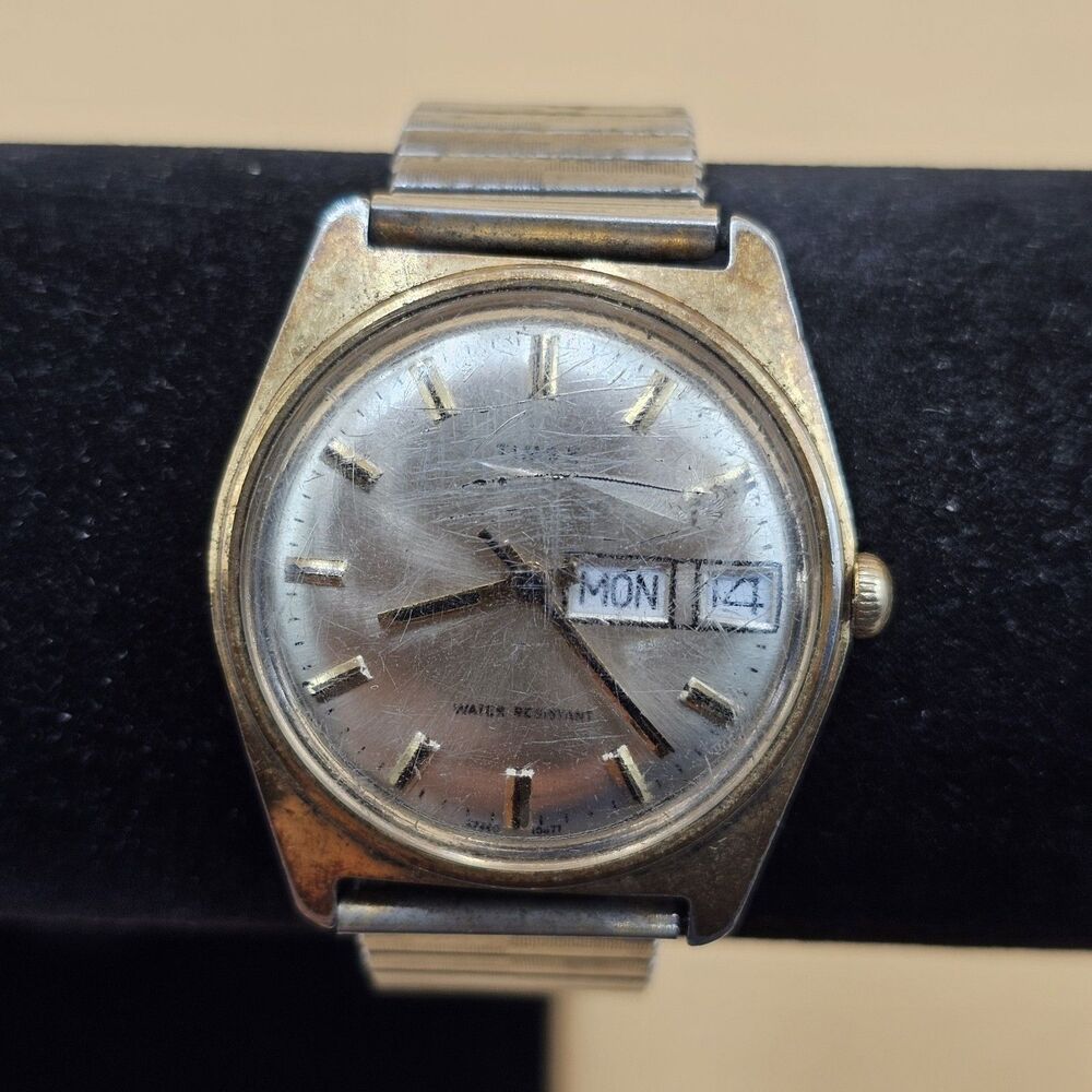 Vintage 1970s Timex Mechanical Winding Mens Day Date Watch 27860-10677 RUNS